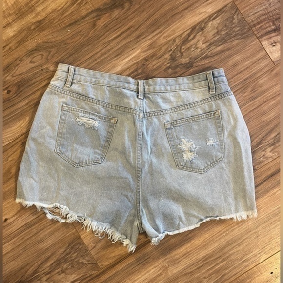 - Floerns  woman’s ripped raw hem high waisted demon shorts - Picture 2 of 9